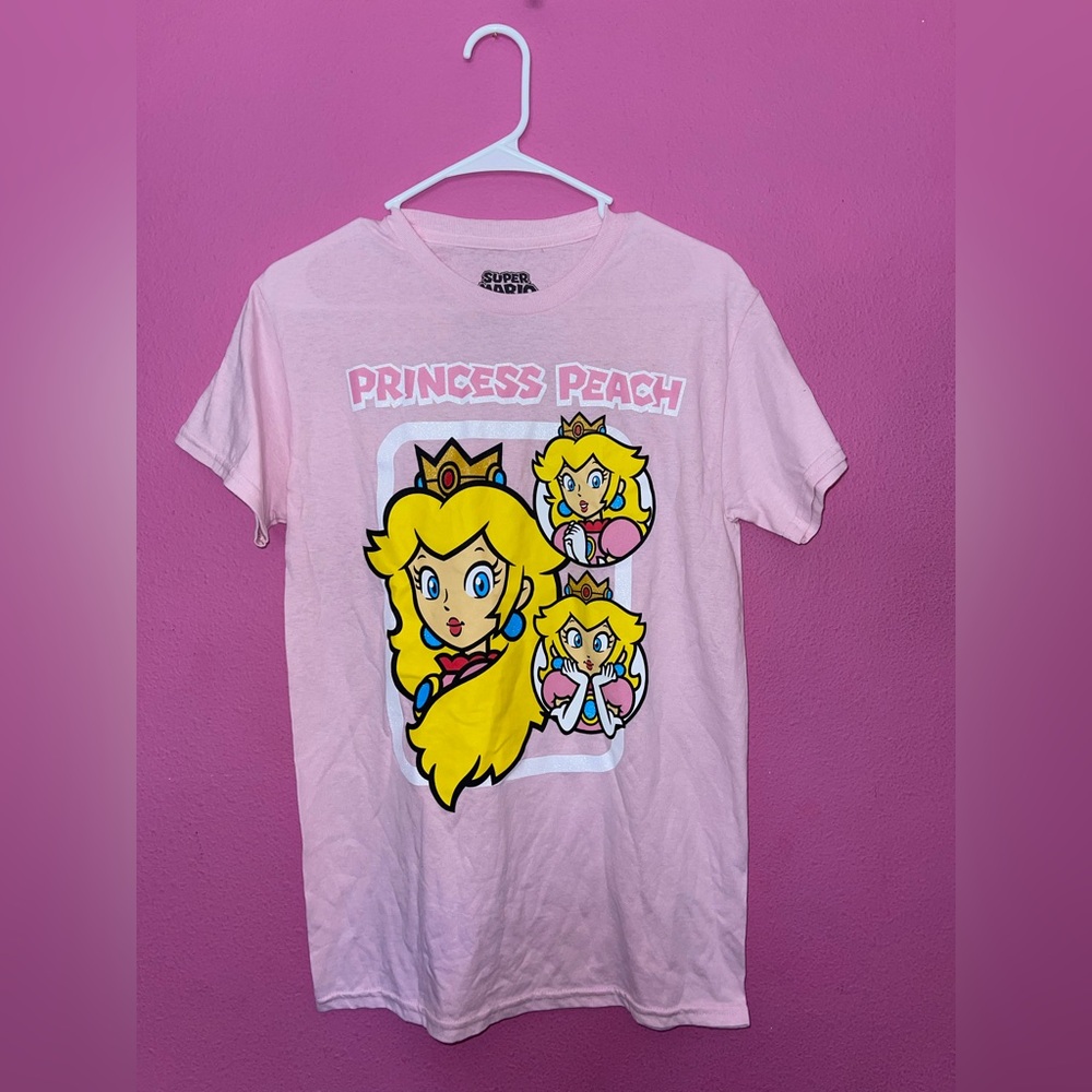 NWOT Official Nintendo Princess Peach Women’s Shirt